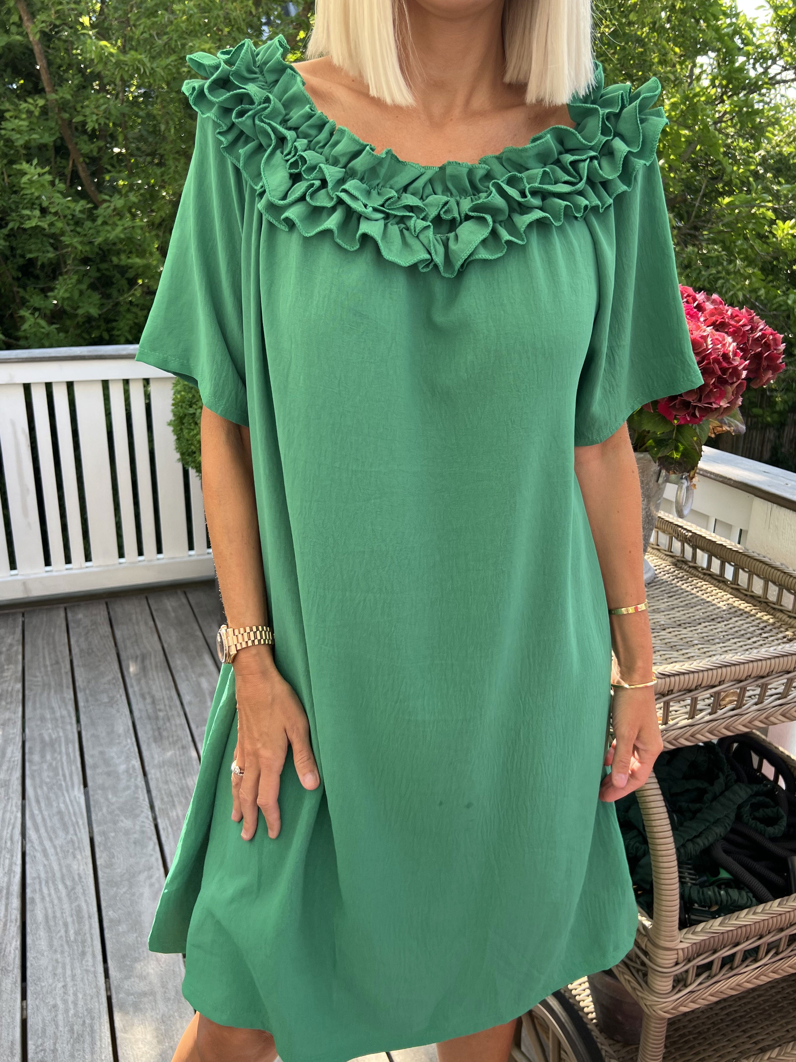 Chili Sleeveless Dress - Fineste kjole med flæser i udskæringen